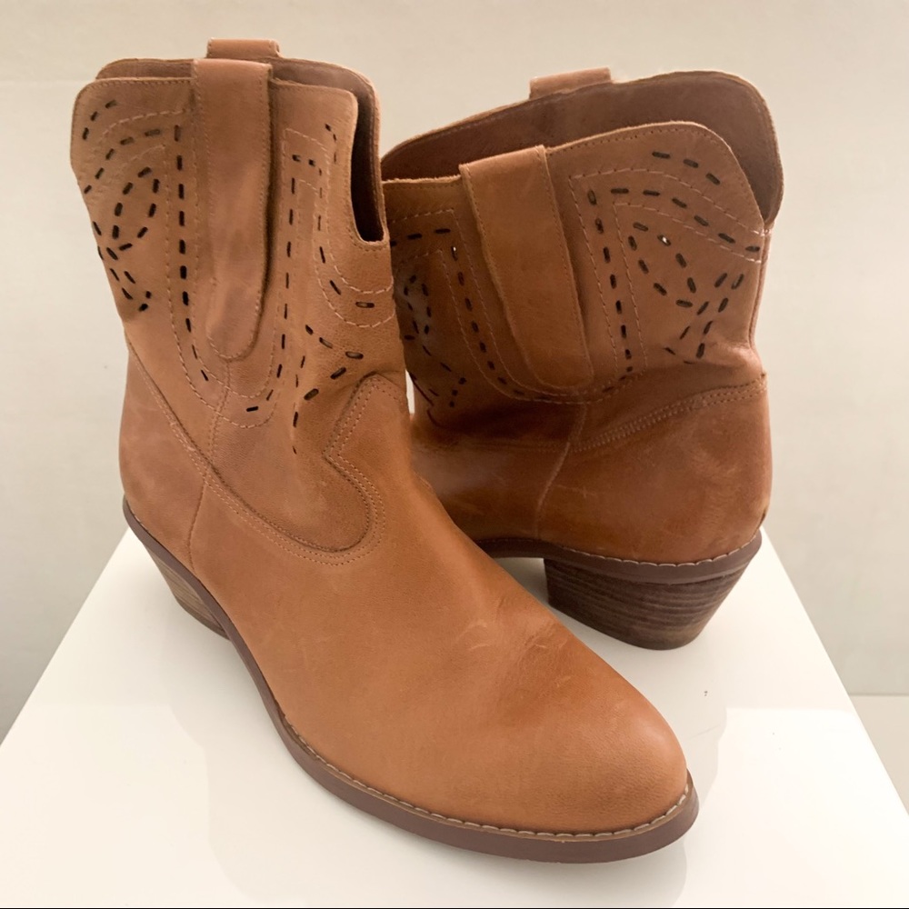Guess Western Booties